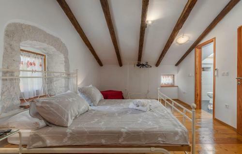 Hostal Holiday Home Peresiji 81