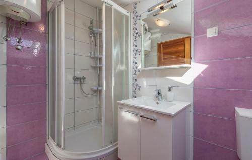 Hostal Holiday Home Peresiji 81
