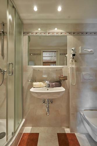 Hostal Hotel Garni Sch�nblick