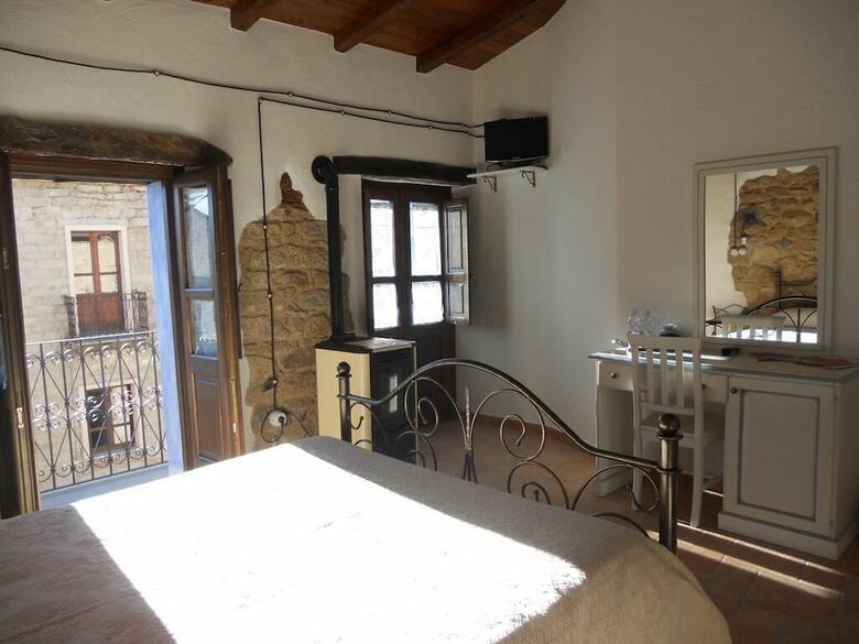 Hostal Su Caramu Guest House