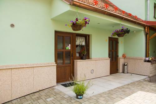 Hostal Penzion H-market