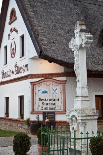 Hostal St.michael Panzi� Lovaspark