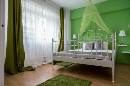 Sunny Old Town Apartments