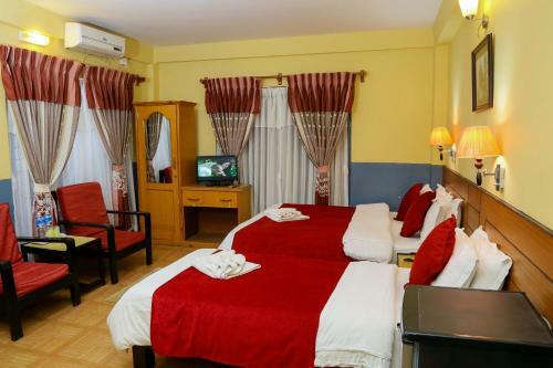 Hotel Silver Oaks Inn
