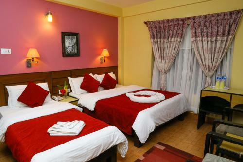 Hotel Silver Oaks Inn