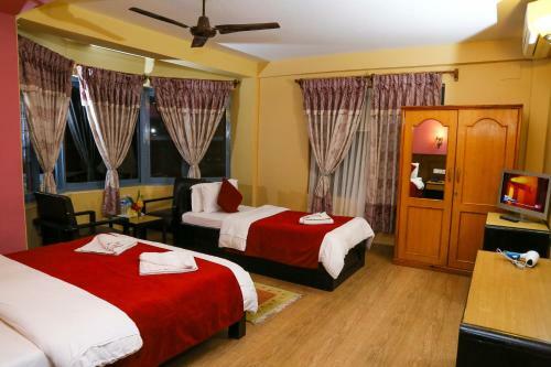 Hotel Silver Oaks Inn