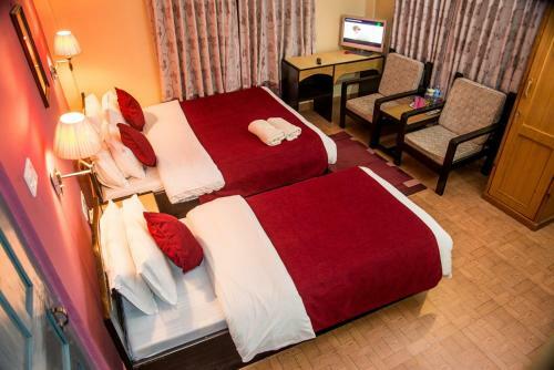 Hotel Silver Oaks Inn