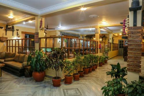 Hotel Silver Oaks Inn