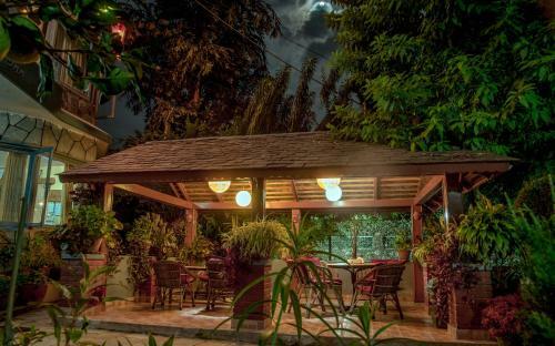 Hotel Silver Oaks Inn