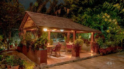 Hotel Silver Oaks Inn