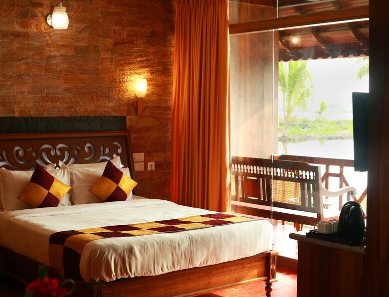 Hotel Kondai Lip Backwater Heritage Resort
