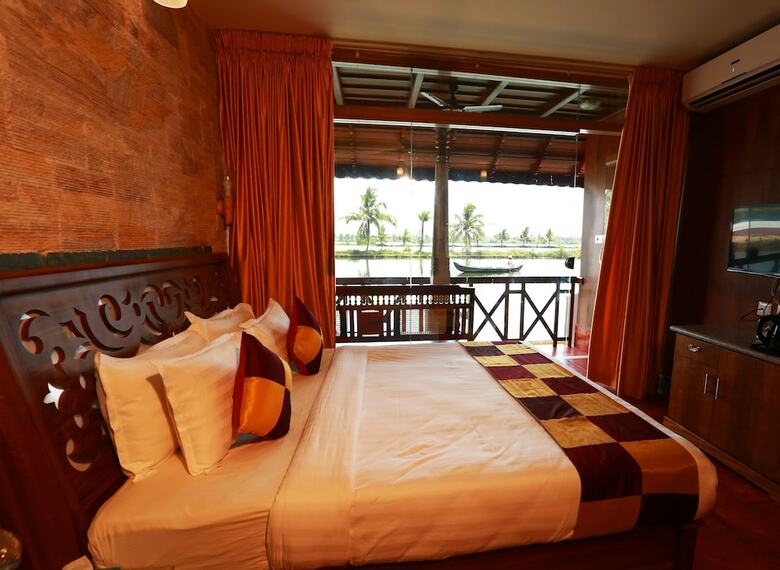 Hotel Kondai Lip Backwater Heritage Resort