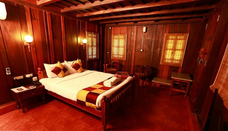 Hotel Kondai Lip Backwater Heritage Resort