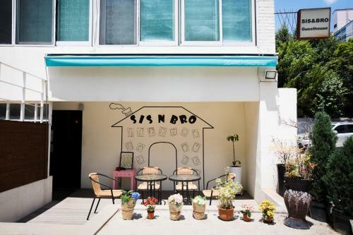Hostal Sis N Bro Guesthouse