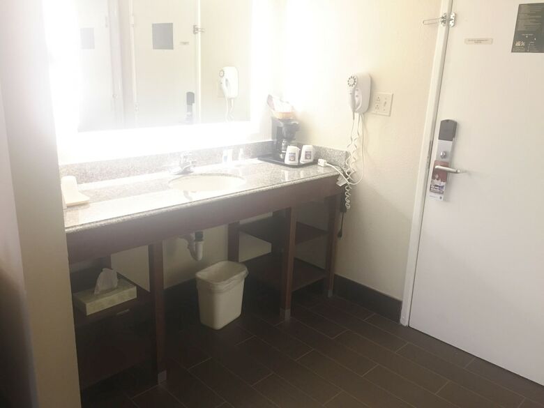 Hotel Comfort Inn And Suites - Airport
