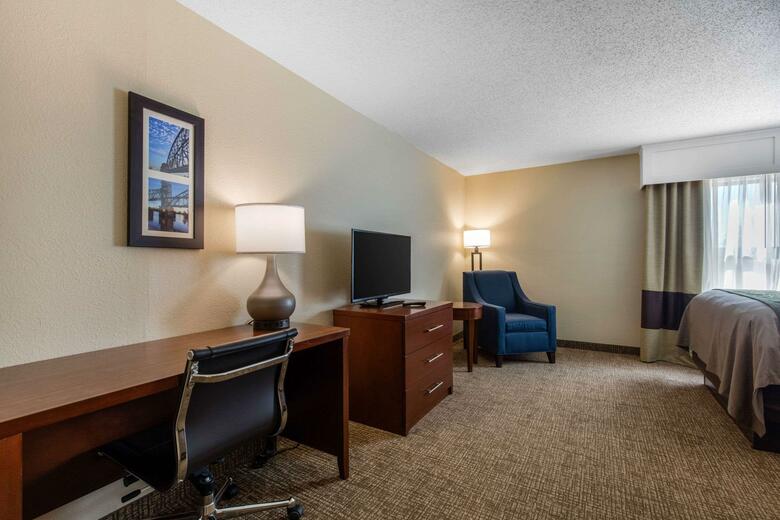 Hotel Comfort Inn And Suites - Airport