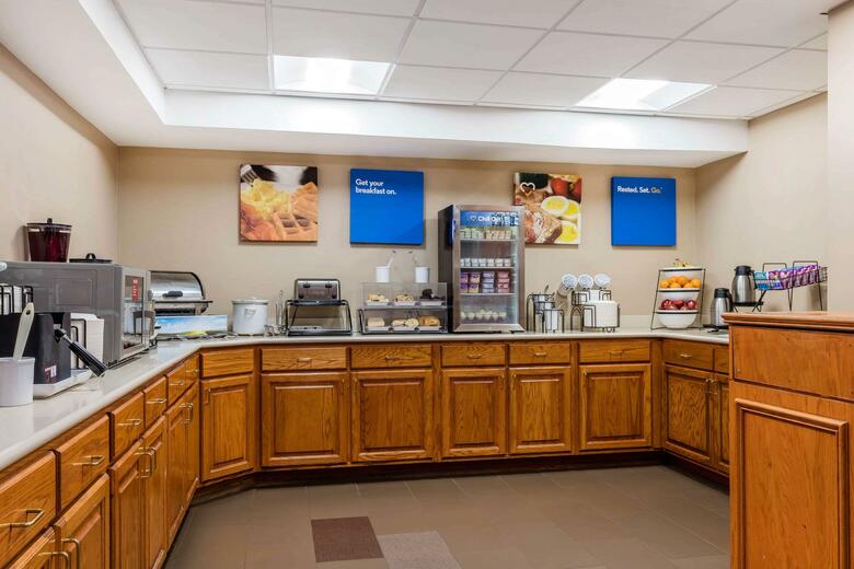 Hotel Comfort Inn And Suites - Airport