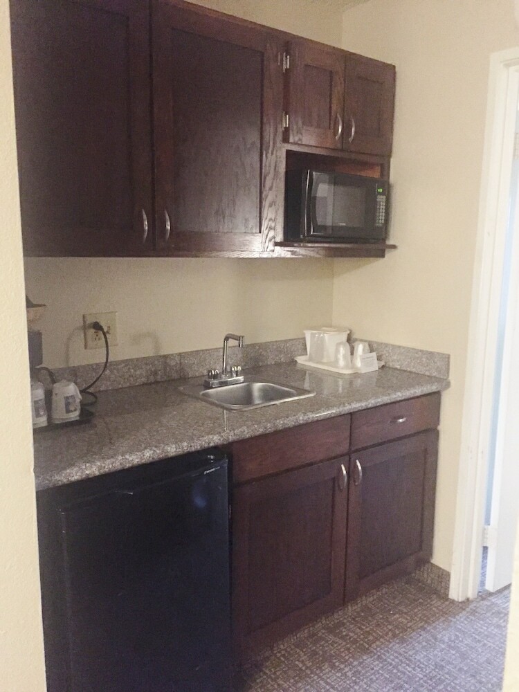 Hotel Comfort Inn And Suites - Airport