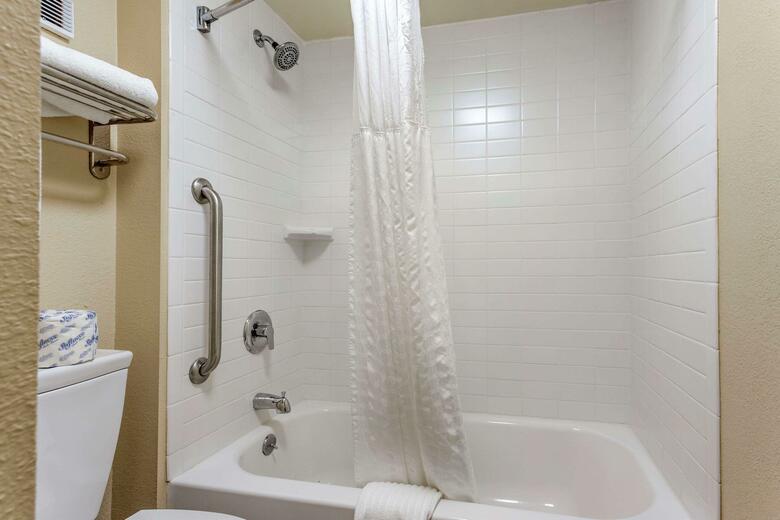 Hotel Comfort Inn And Suites - Airport