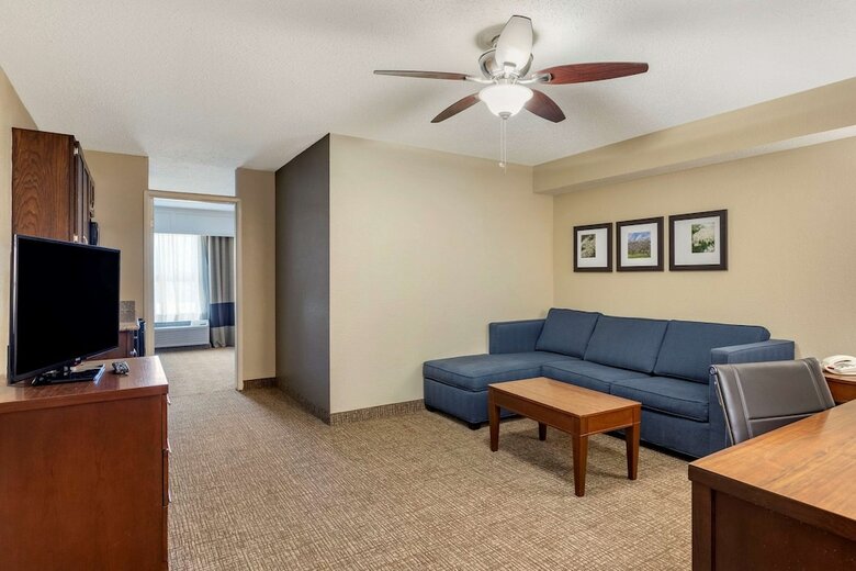 Hotel Comfort Inn And Suites - Airport
