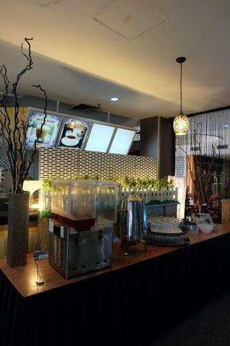 Carlton Holiday Hotel & Suites