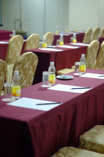 Carlton Holiday Hotel & Suites