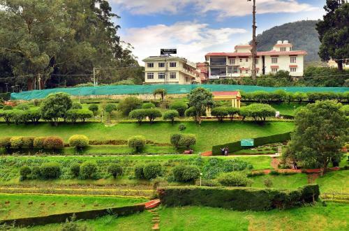 Hotel Alwoodland Residency