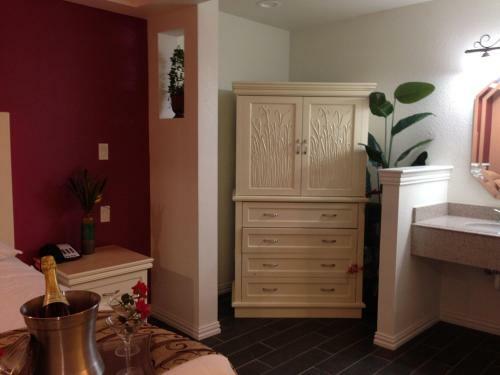 Hotel Romantic Inn & Suites