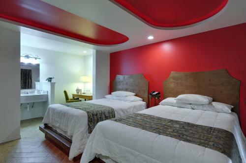 Hotel Romantic Inn & Suites