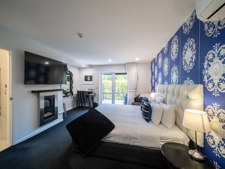 Black Swan Lakeside Boutique Hotel