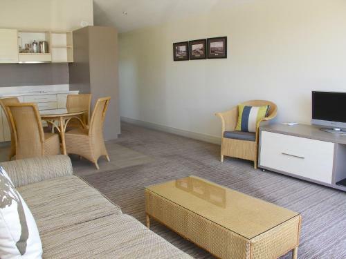 Hananui Lodge And Apartments
