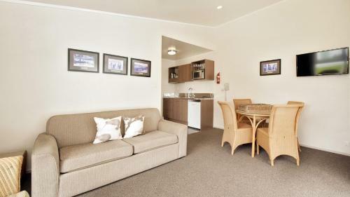 Hananui Lodge And Apartments