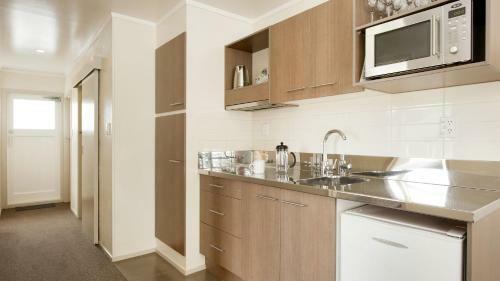 Hananui Lodge And Apartments