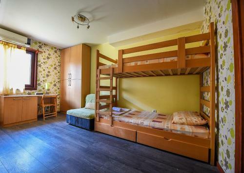 San Art Floating Hostel & Apartments