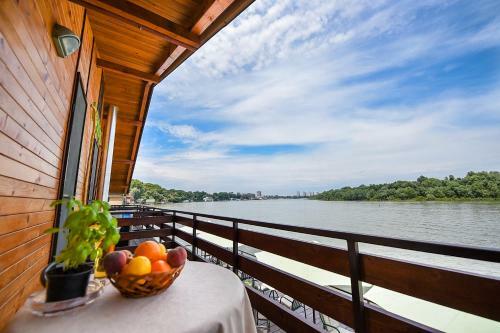 San Art Floating Hostel & Apartments