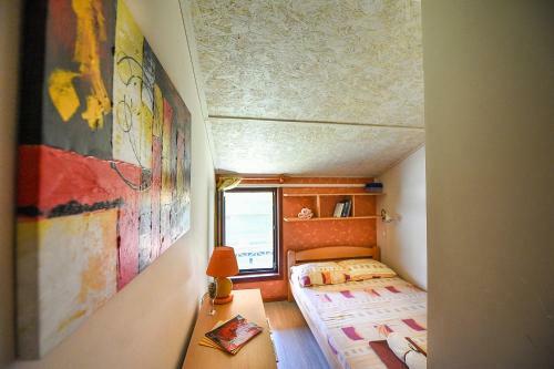 San Art Floating Hostel & Apartments