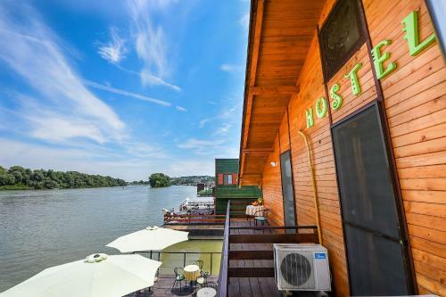 San Art Floating Hostel & Apartments
