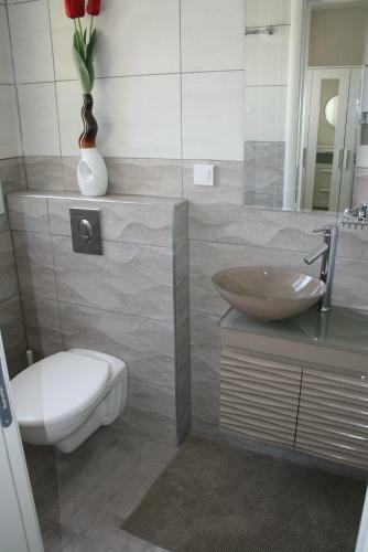 Two Bedroom Apartment With Patio And Pool
