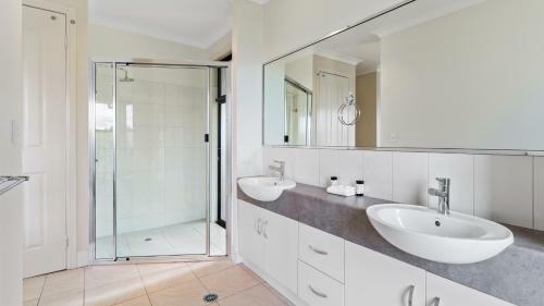 Ravensbourne Escape- Stella Luna