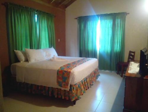 Hostal Palm Bay Guest House & Restaurant