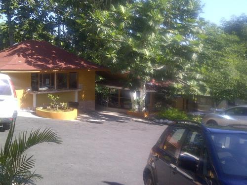 Hostal Palm Bay Guest House & Restaurant