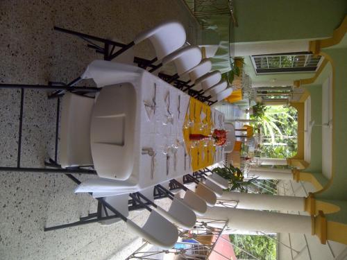 Hostal Palm Bay Guest House & Restaurant