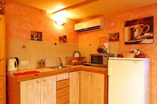 Under The Walnut Tree Shade Lodge