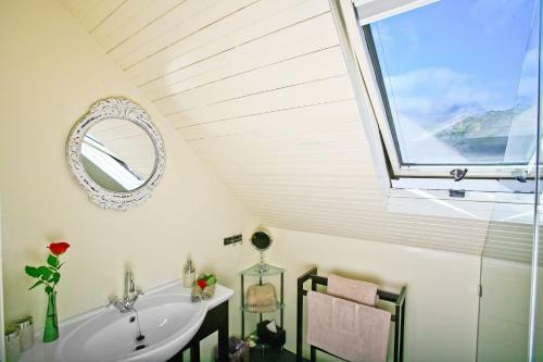 Hostal 4-heaven Guest House