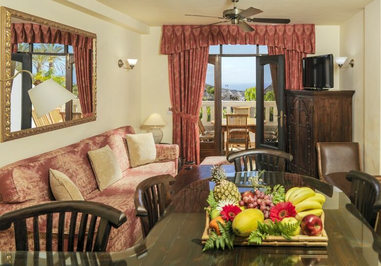 Regency Country Club Apartments & Suites