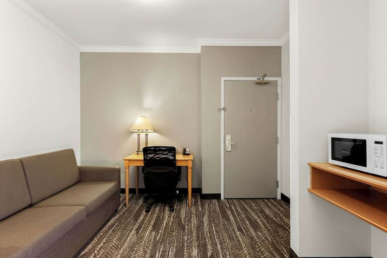 Hotel Clarion Suites Downtown Anchorage