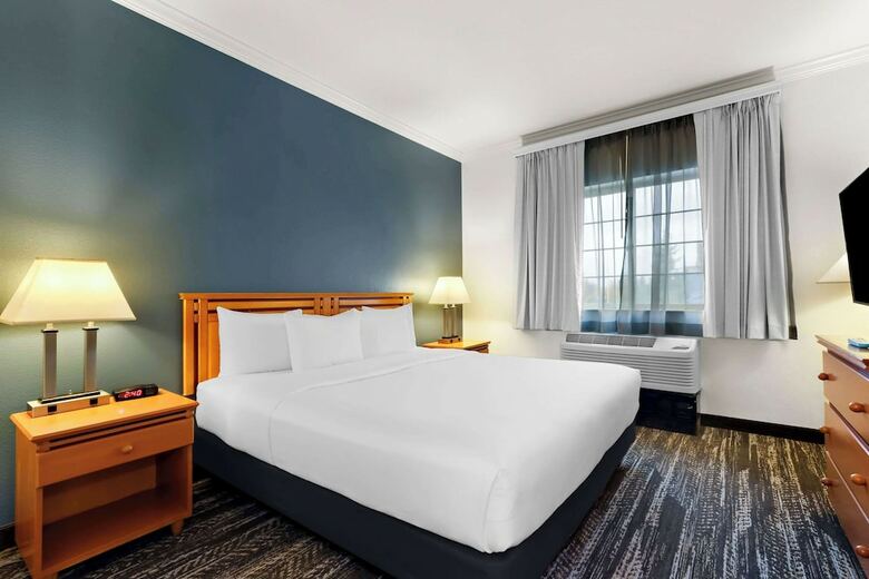 Hotel Clarion Suites Downtown Anchorage