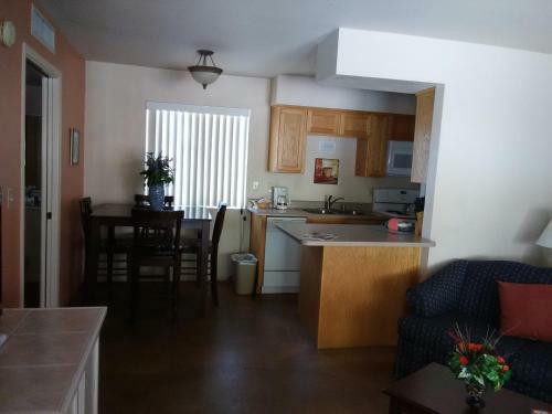 Hotel Hidden Palms Resort & Condominiums