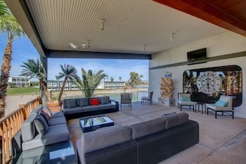 Hotel The Nautical Beachfront Resort
