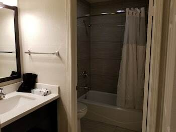 Hotel Quality Inn & Suites At Metro Center